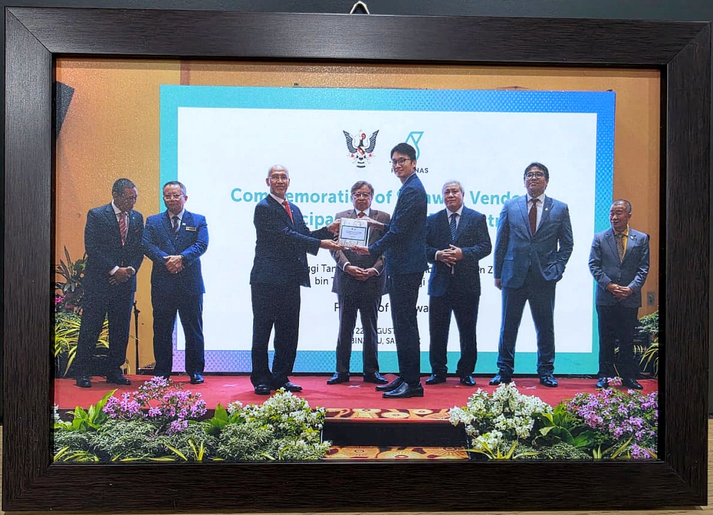 Serigas Engineering representative receiving recognition at the Sarawak OGSE Vendors ceremony.